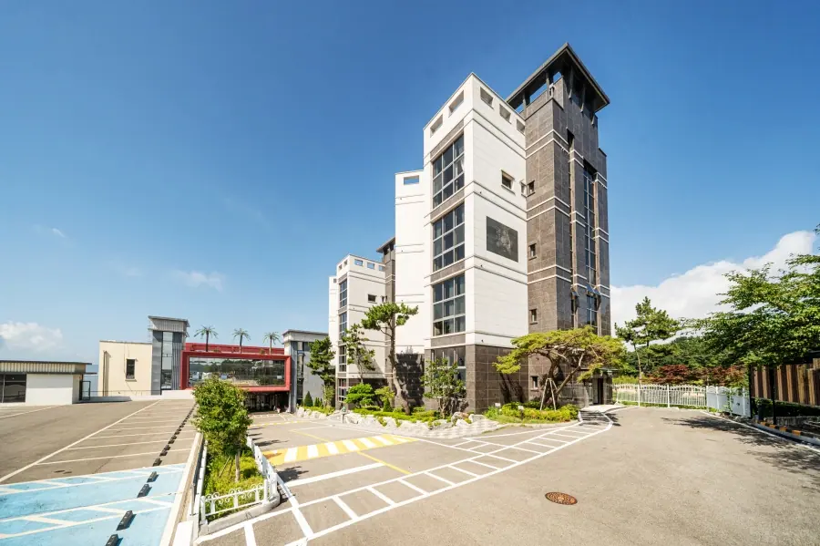 타이거비치 인 모도 야외 주차장에서 본 타워동